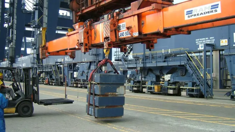 Port Strategy: Insurance companies suggest that terminals adopt a load sensing system as part of an accident prevention programme
