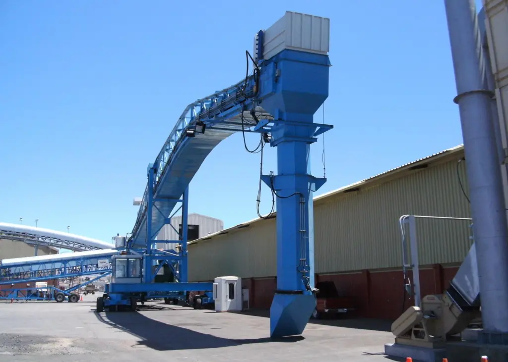 Coquimbo’s new shiploading system can be withdrawn from the key side and stowed