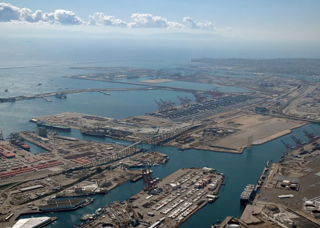 Sharing the same air and waters, it is impractical to keep environmental policies separate at Long Beach and Los Angeles. Credit: Bruce Perry, Department of Geological Sciences, CSU Long Beach