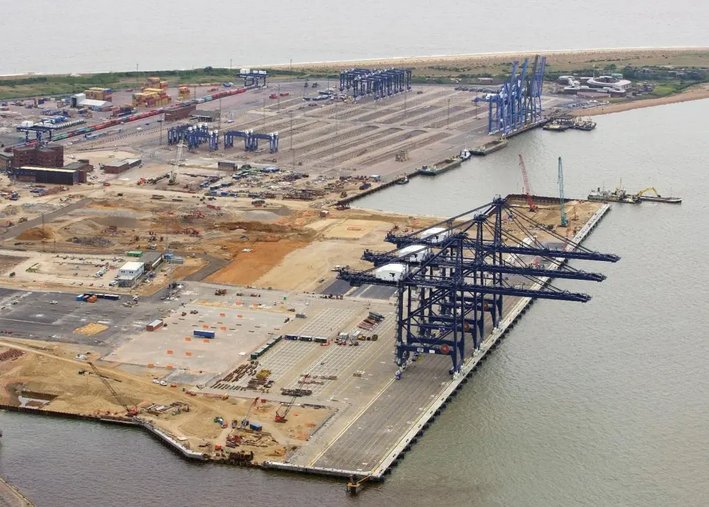 Felixstowe is one of few terminals to take the plunge and order super post-panamax 24+ row quay cranes
