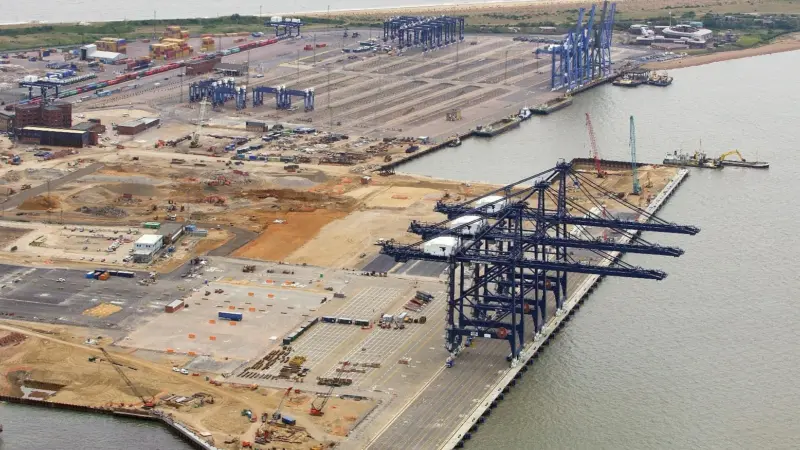 Felixstowe is one of few terminals to take the plunge and order super post-panamax 24+ row quay cranes