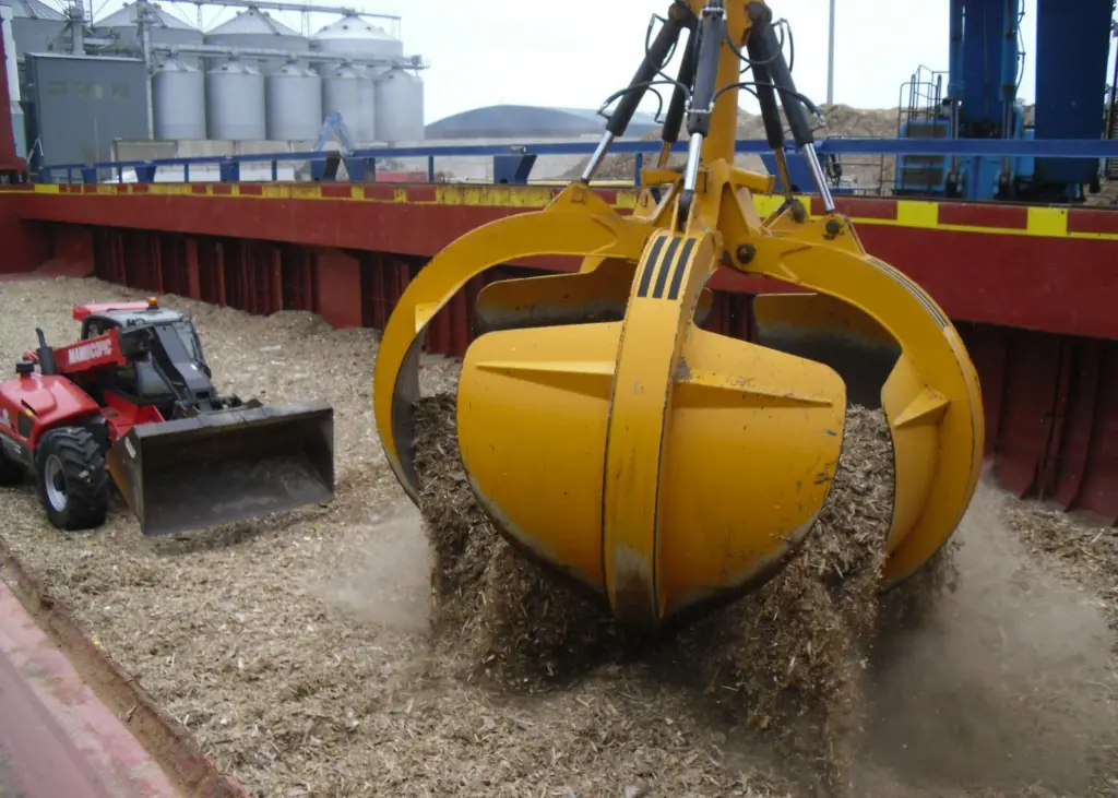 Shoreham employs a giant hydraulic grab on its biomass cargoes