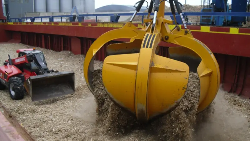 Shoreham employs a giant hydraulic grab on its biomass cargoes