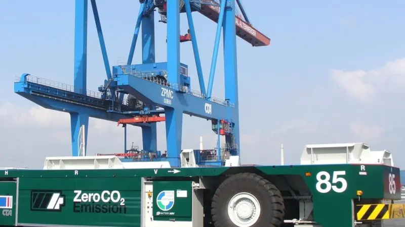 Battery-powered AGVs are performing well at HHLA Photo: Hamburger Hafen und Logistik AG