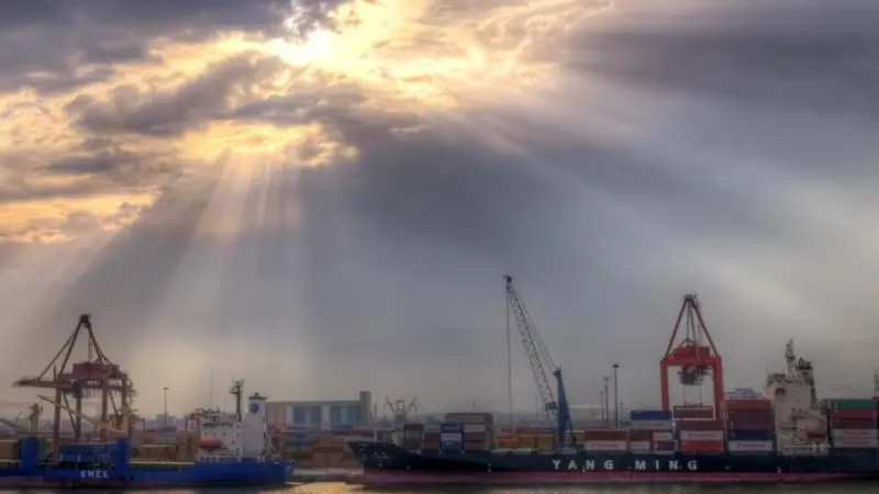 Someone needs to shine a light on Izmir's overestimated port capacity needs. Credit: Tambako
