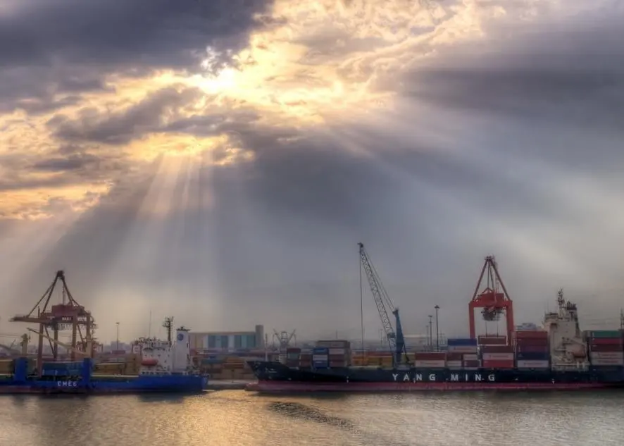 Someone needs to shine a light on Izmir's overestimated port capacity needs. Credit: Tambako