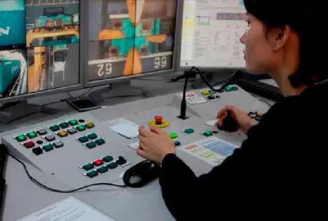 Crane operators can supervise the STS cranes via monitors. Photo: ABB