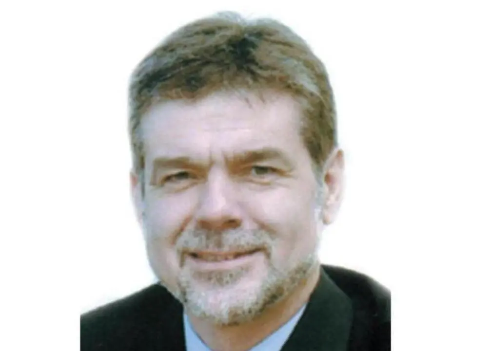 Peter Jones will step down as ABP chief executive in March 2013
