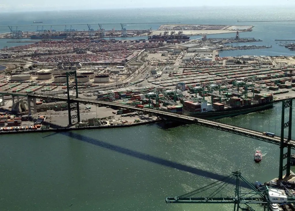 It is estimated that the strike caused a loss of more than $1bn a day at the POLA and POLB