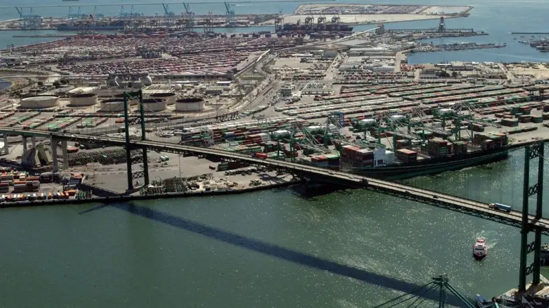 It is estimated that the strike caused a loss of more than $1bn a day at the POLA and POLB