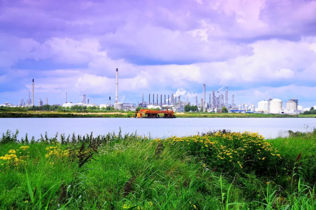the Port of Moerdijk: an estate with 2350 hectares and over 400 companies