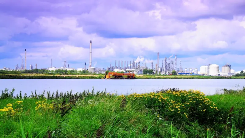 the Port of Moerdijk: an estate with 2350 hectares and over 400 companies