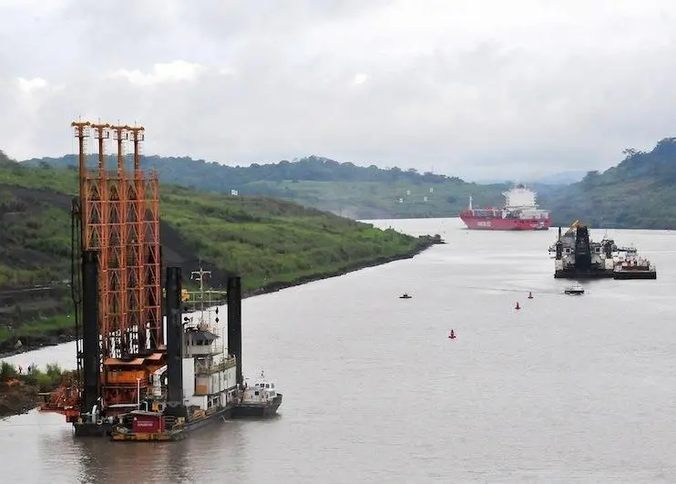 A total of 3,200,000m³ of material was removed during the deepening of Culebra Cut