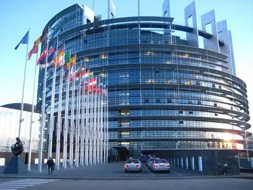 European Parliament backs Commission proposal for safer shipping, but votes against creation of fund for recycling.