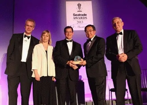 Dave Edwards (centre) accepts the Seatrade Award for clean shipping