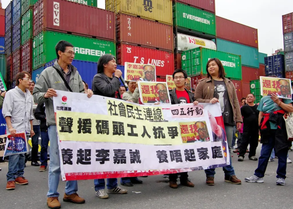 Hong Kong dockers live in a twilight world of being neither fully union nor contract/salaried workers. Credit: Leung Ching Yau Alex