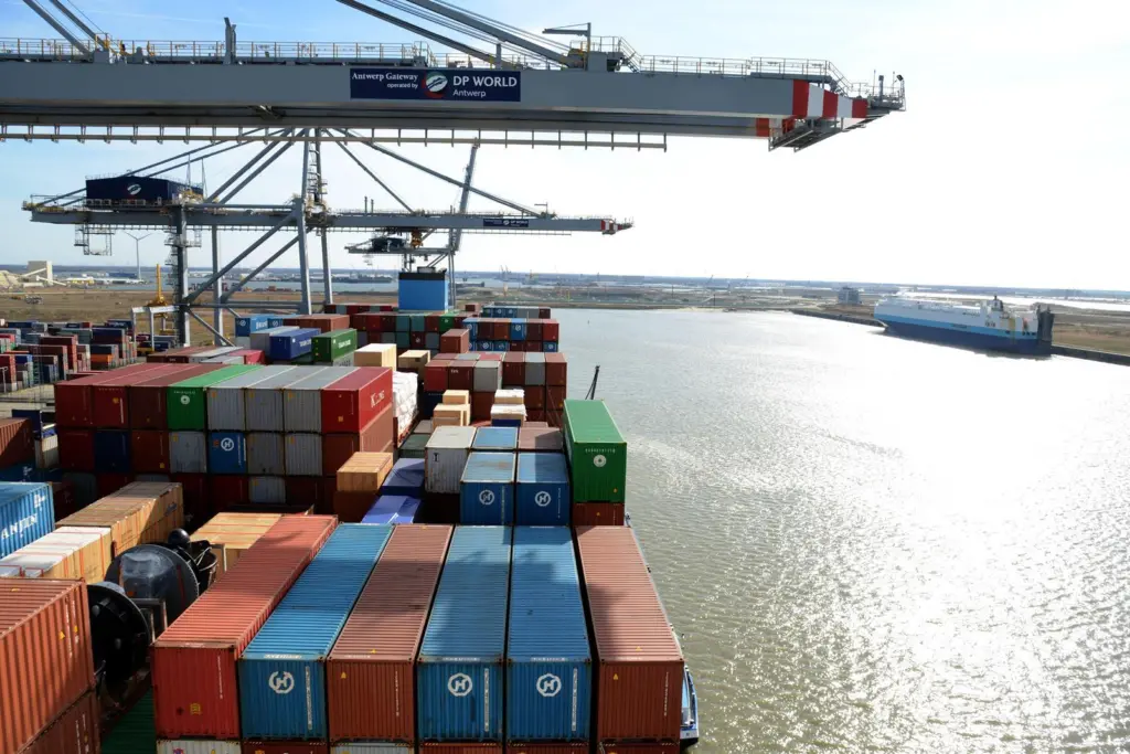 One of the highlights in the port of Antwerp’s environmental policy is the ambition to take maximal advantage of its geographical location deep inland, as waterborne transport reduces both transport costs and environmental impact per ton or TEU