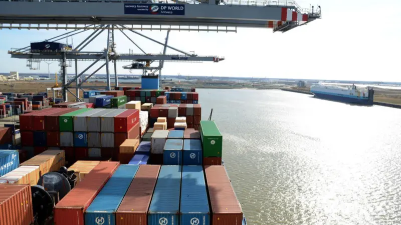 One of the highlights in the port of Antwerp’s environmental policy is the ambition to take maximal advantage of its geographical location deep inland, as waterborne transport reduces both transport costs and environmental impact per ton or TEU