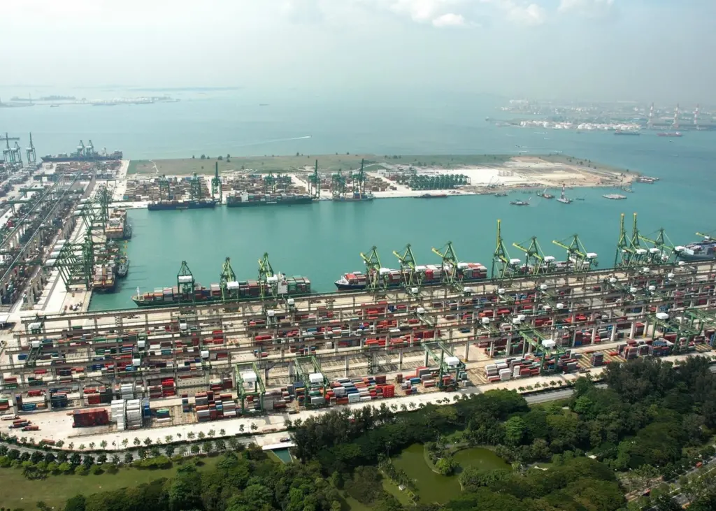 Singapore Port – Lloyd’s Register is to help develop LNG bunkering