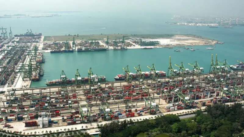 Singapore Port – Lloyd’s Register is to help develop LNG bunkering