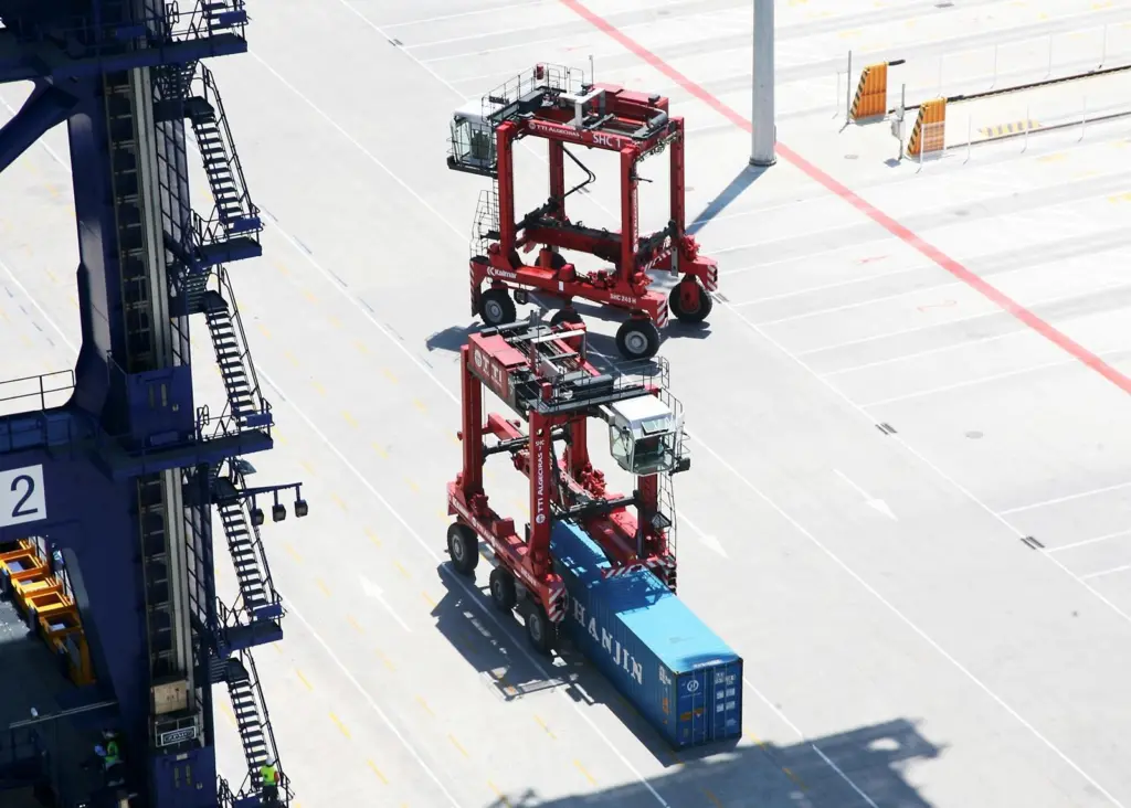 The SCH250H is fitted with twin extendable spreaders and can lift up to 50 tonnes