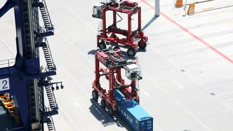 The SCH250H is fitted with twin extendable spreaders and can lift up to 50 tonnes