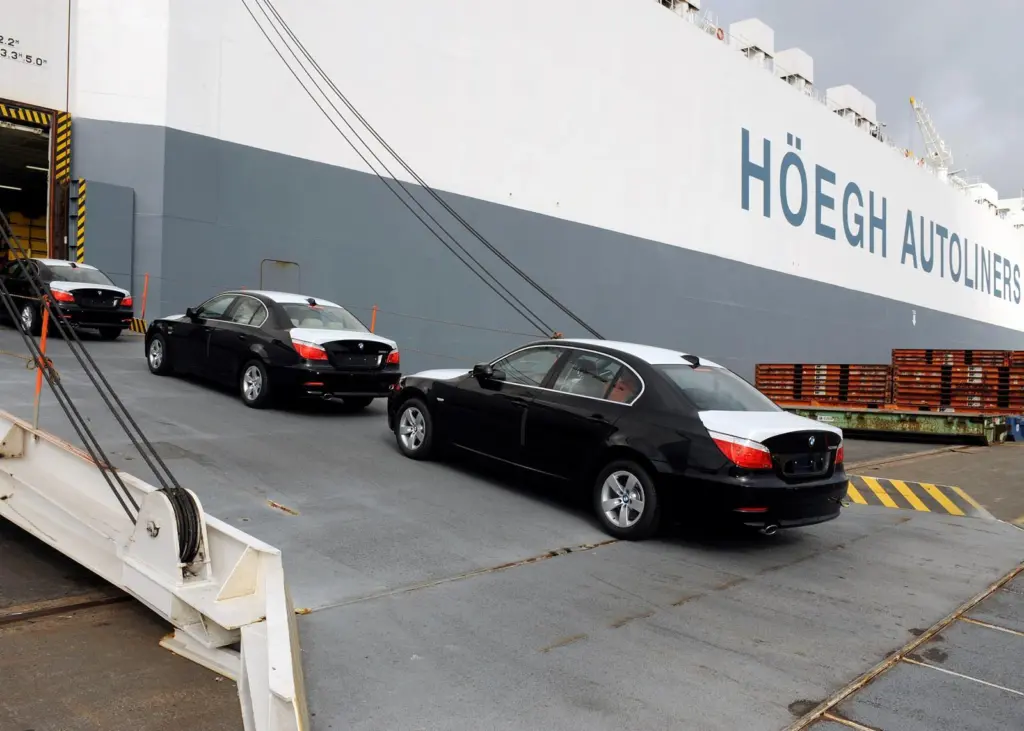 A Höegh PCTC loading cars