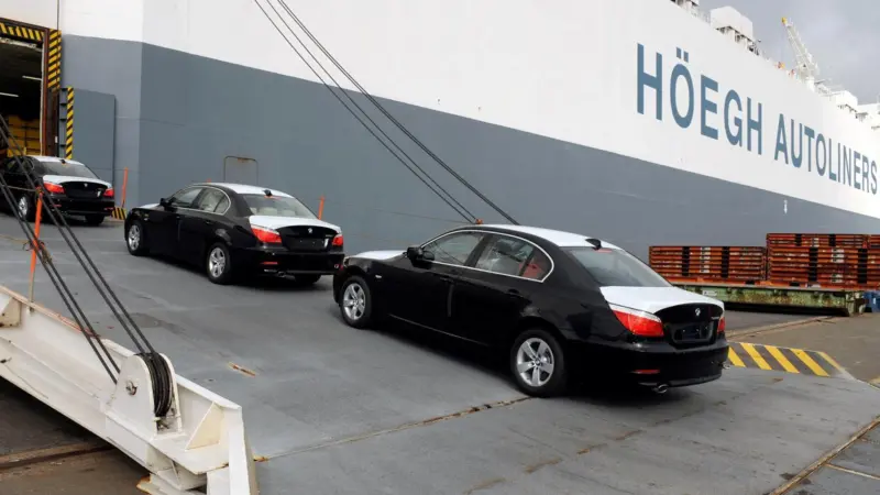 A Höegh PCTC loading cars