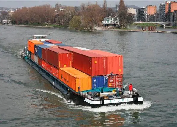 The NAIADES II programme will facilitate long-term structural changes in the inland waterway transport sector. (photo: Port de Liège)