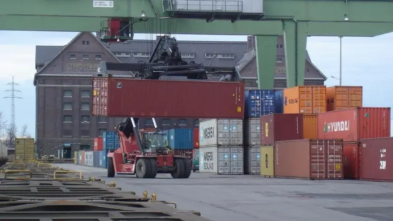 Pooling of smaller units, such as reachstackers, might be an easier sell. Credit: Kaffee Einstein