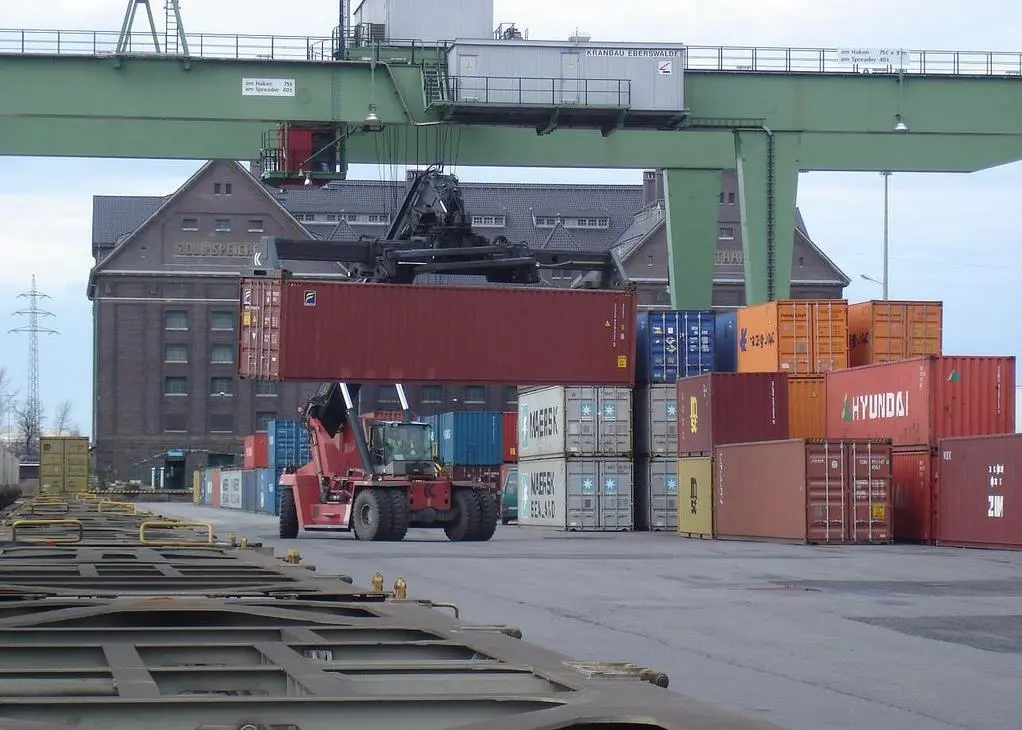 Pooling of smaller units, such as reachstackers, might be an easier sell. Credit: Kaffee Einstein