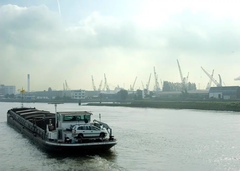 Under its sustainability policy, Rotterdam encourages barge movements of cargoes to the hinterland. Credit: Anders Pollas