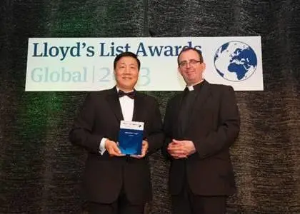 Davis Lian, President of Evergreen Shipping Agency (U.K.) (left) accepts the Environment Award from Reverend Richard Coles (right)