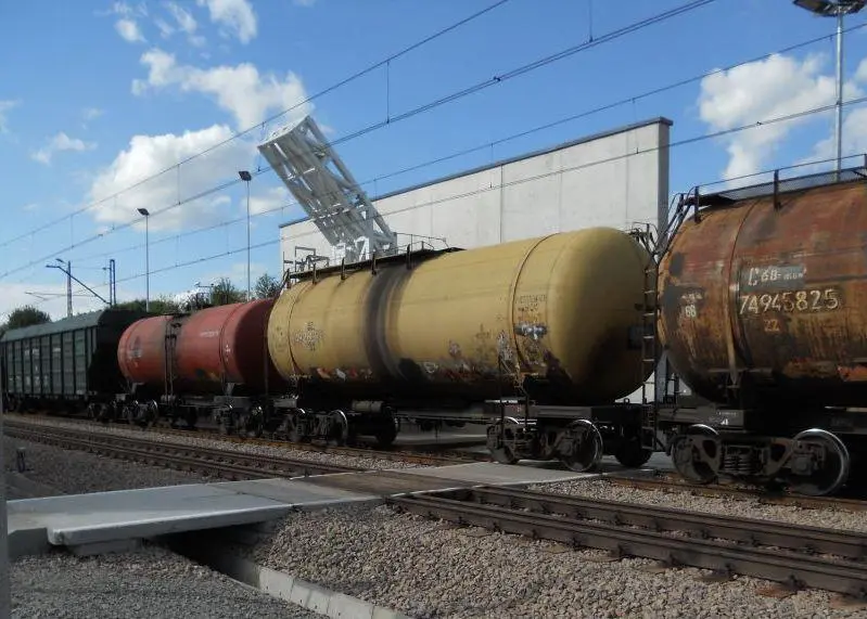 Rotterdam's rail portal doesn't get in the way of operations or throughput