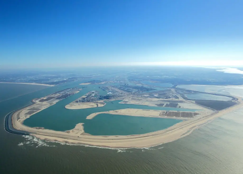 Rotterdam says the number of containers is what counts and that Maasvlakte 2 will change the shipping landscape