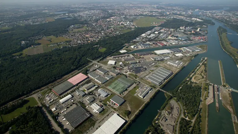 Strasbourg Port Authority has three main activities: terminal operations, land leasing and tourism (with the management of 11 city tour boats)