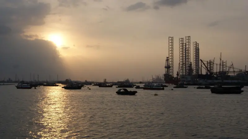 The oil spillage clean-ups are making progress following the two collissions off Jurong Island, Singapore. Photo: Jacklee