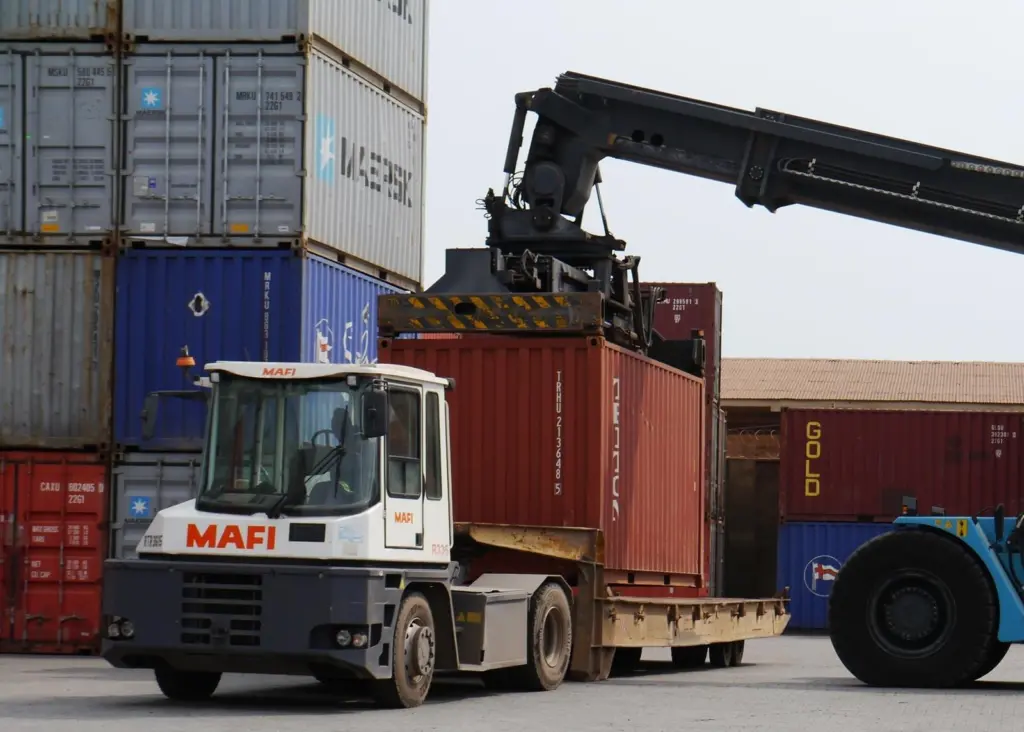 Tema Port in Ghana now has eight new MAFI R336 RoRo tractors