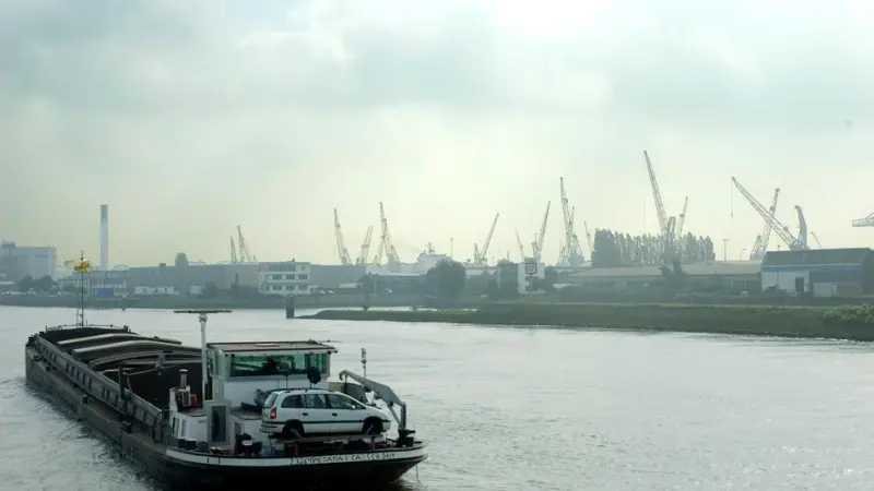 Barges often have to make terminal sequencing choices without proper information. Credit: Anders Pollas