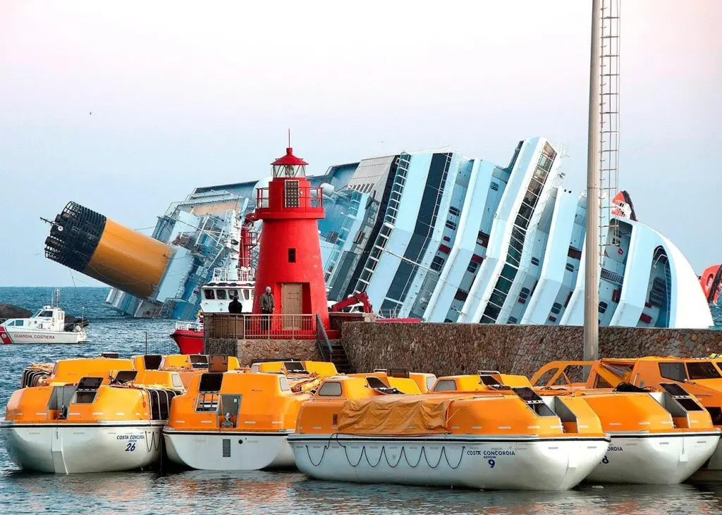 The NGO is calling for the safe dismantling of the 'Costa Concordia'. Photo: Rvongher