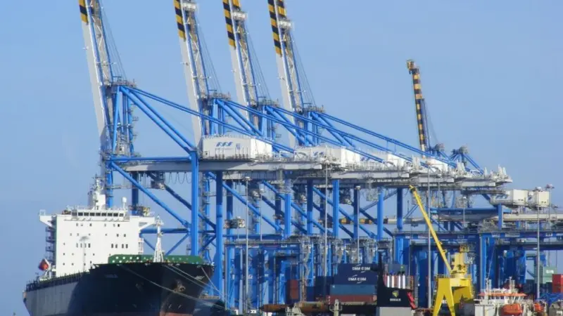 Offloading: CMA CGM's partial terminal arm sell off helped it stay in the black. Credit: Sludge G