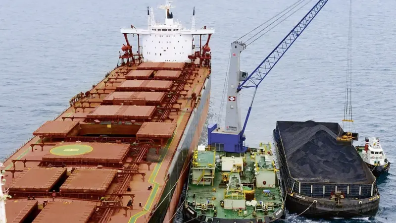 The cranes are of the G HPK 8200 B four-rope-grab variant for use off the coast of Kalimantan