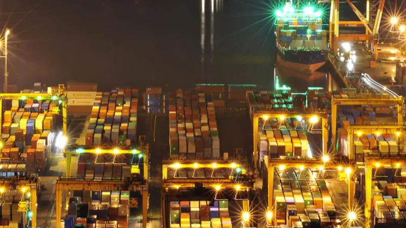 Cargo chaos: The truck ban has caused a number of problems for Manila's port operations. Photo: Theurbanhistorian