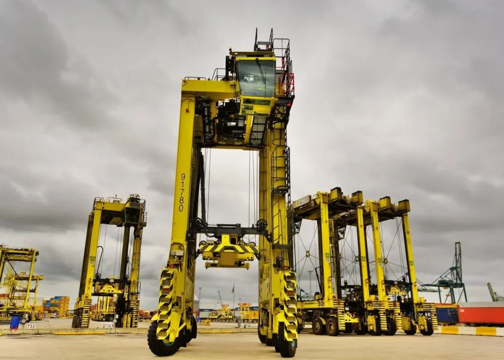 The seven straddle carriers have resulted in a 37% decrease in fuel consumption compared to a conventional diesel-electric machine