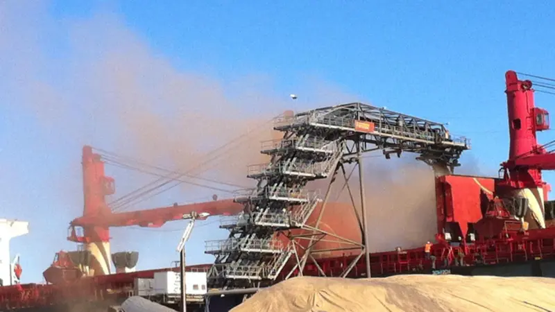 Dusty ships loader