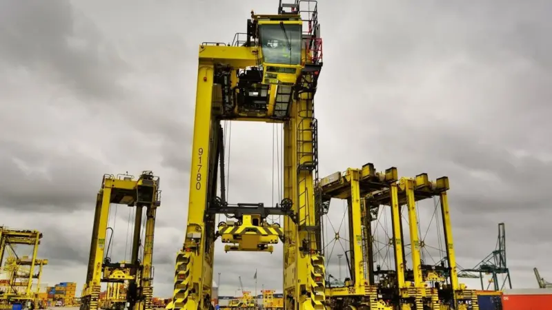 Kalmar’s low maintenance straddle carriers comply with the latest exhaust emission regulations