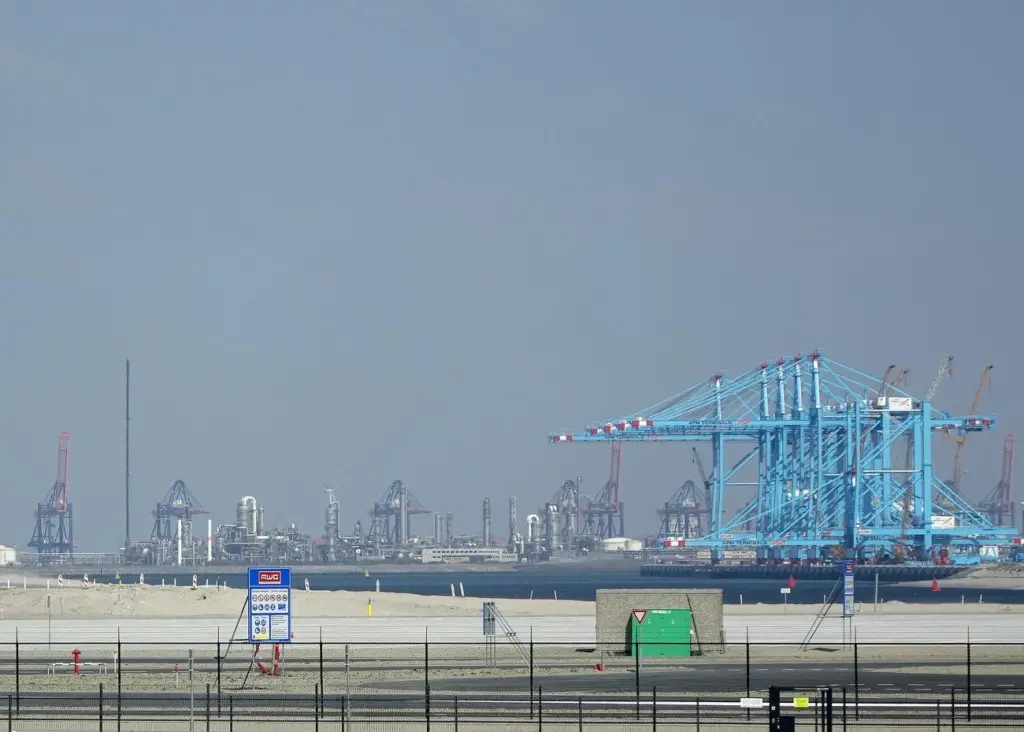 Face off: New automated terminals have different labour demands. Credit: Kees Torn