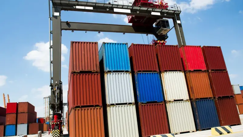 The electrification of rubber tyred gantry (RTG) cranes and other machines substantially reduces CO2 emissions