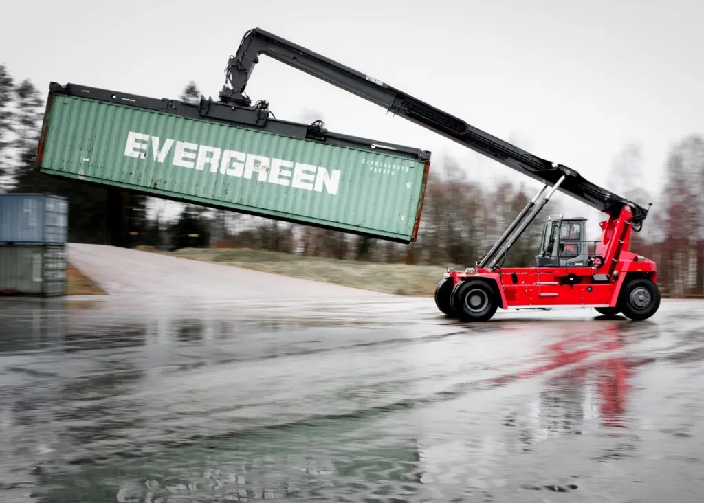 Container handling: The new Gloria Reachstacker DRG100 provides maximum power with minimum fuel costs