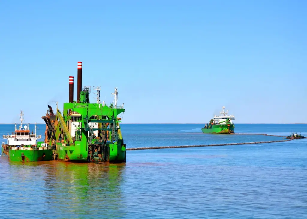 Transferring dredged material from CSD to barge and TSHD. Photo courtesy of Bert Arien, Dredging International